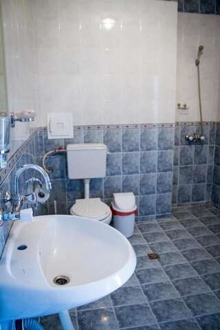 Гостевой дом Guest House Grozdan Сандански Трехместный номер с собственной ванной комнатой-9